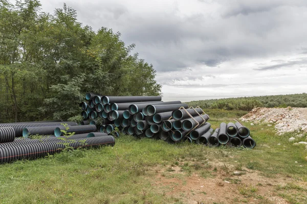 Tubos de construcción en un sitio de construcción en el bosque —  Fotos de Stock