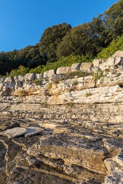 Zachód słońca plaża skalista, Istra, Chorwacja. — Zdjęcie stockowe