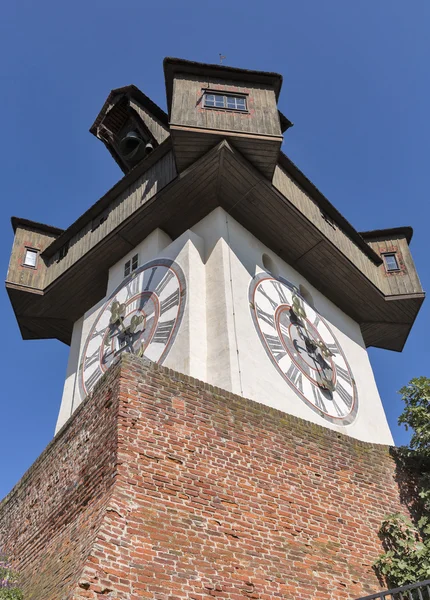 Старая башня с часами Uhrturm в Граце, Австрия — стоковое фото