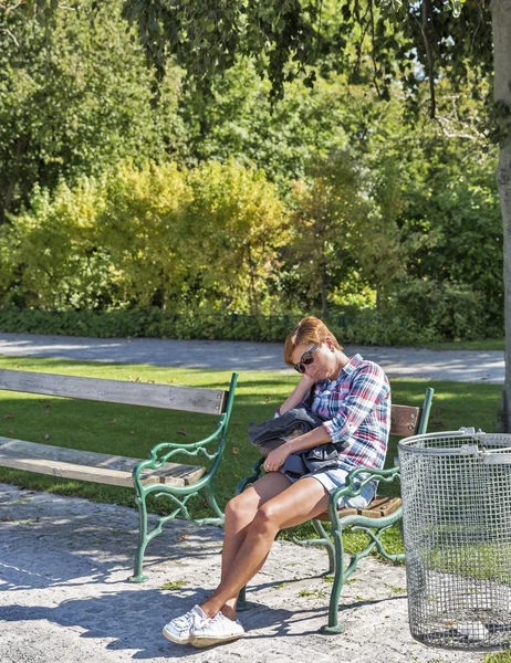 Mulher triste sentado no banco do parque — Fotografia de Stock