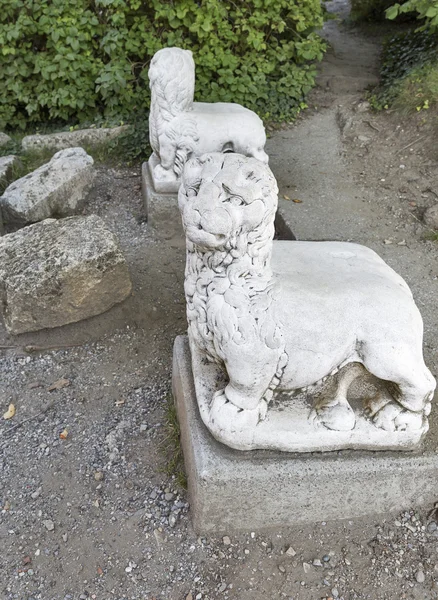 Banc de parc en forme de lion en plein air — Photo