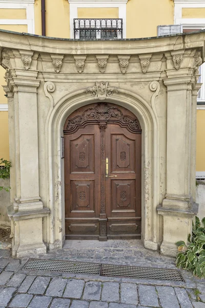 オーストリアのグラーツの古代建築。古い家のドア. — ストック写真