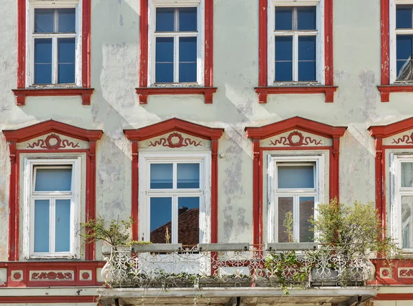 Gammalt hus med vackra fönster i centrala Graz, Österrike. — Stockfoto