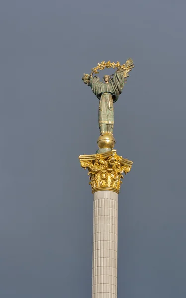 Independence monument in Kiev downtown against stormy sky, Ukraine — Stock Photo, Image