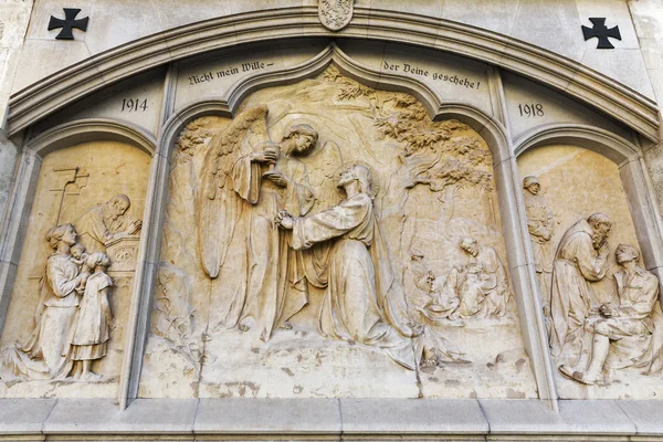 Oorlogsmonument op Graz kathedraal muur gewijd aan Sint Giles — Stockfoto