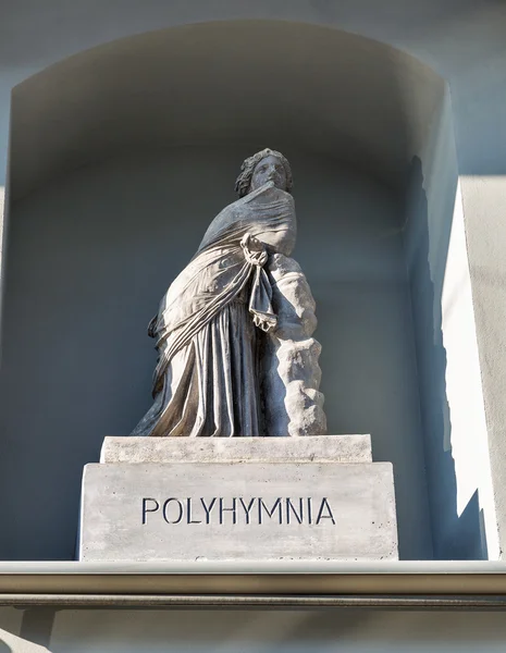 Polyhymnia 雕塑。在奥地利格拉茨美术馆博物馆室外墙 — 图库照片