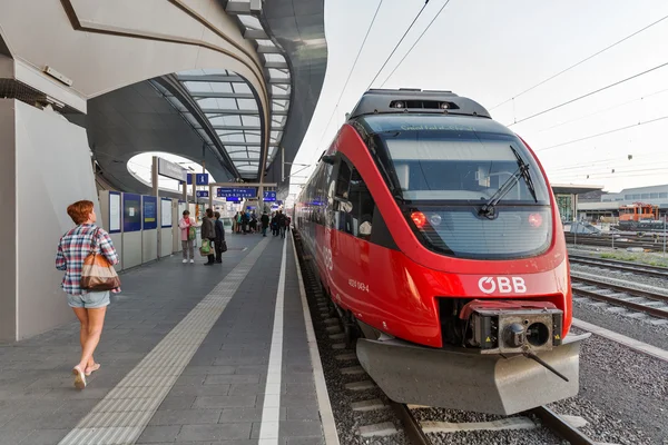 Graz hauptbahnhof bahnsteig, österreich. — Stockfoto