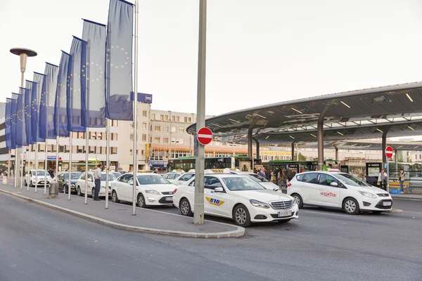 Taxiparken in der Nähe des Grazer Hauptbahnhofs in Österreich. — Stockfoto