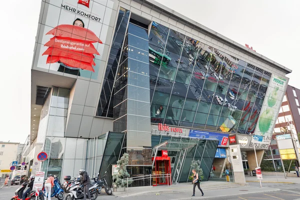 Ibis Hotel cerca de la estación de tren Graz Hauptbahnhof en Austria . — Foto de Stock