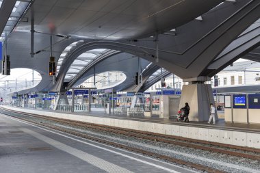 Graz Hauptbahnhof tren istasyonu platformu, Avusturya.