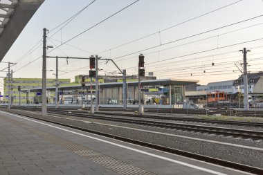 Graz Hauptbahnhof tren istasyonu platformu, Avusturya.