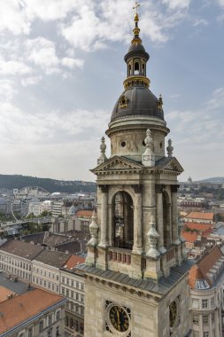 Budapeşte cityscape ve Saint Stephen Bazilikası çan kulesi