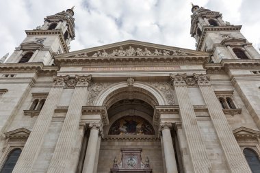 Budapeşte Basilica of Saint Stephen bulutlu bir günde, Macaristan