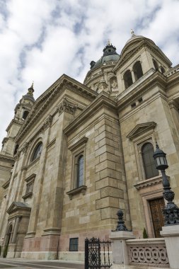 Budapeşte Basilica of Saint Stephen bulutlu bir günde, Macaristan