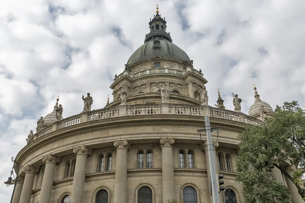 Boedapest basiliek van Saint Stephen op een bewolkte dag, Hongarije — Stockfoto