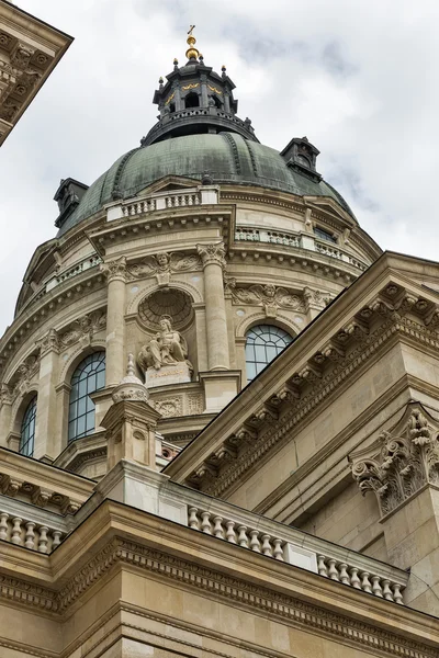 Budapest basilikan Saint Stephen en mulen dag, Ungern — Stockfoto