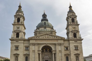 Budapeşte Basilica of Saint Stephen bulutlu bir günde, Macaristan
