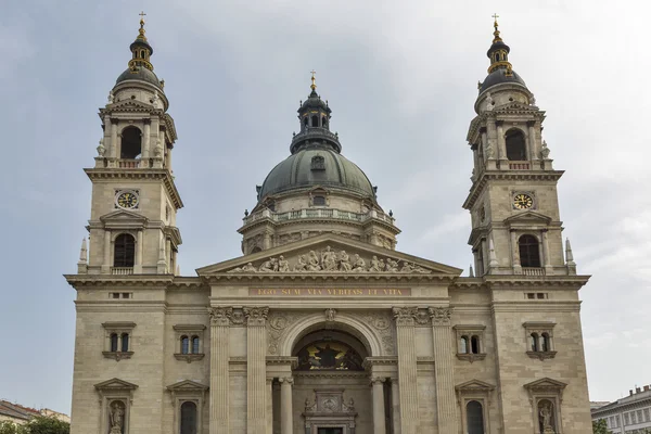 Boedapest basiliek van Saint Stephen op een bewolkte dag, Hongarije — Stockfoto