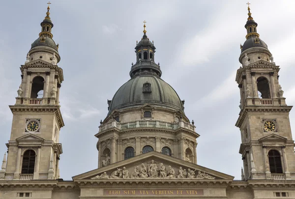 Boedapest basiliek van Saint Stephen op een bewolkte dag, Hongarije — Stockfoto