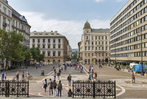 Na náměstí u St. Stephen baziliky. Budapešť, Maďarsko. — Stock fotografie