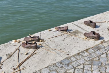 Danube riverbank Memorial ayakkabılarla. Budapeşte, Macaristan.