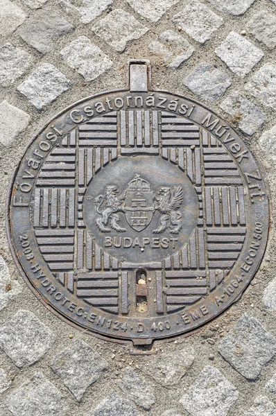 Cast iron ornamented manhole cover in Budapest, Hungary. — Stock Photo, Image