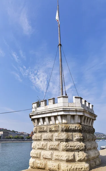 Πύργος κοντά σε αλυσίδες γέφυρα στην όχθη για: Βουδαπέστη. — Φωτογραφία Αρχείου