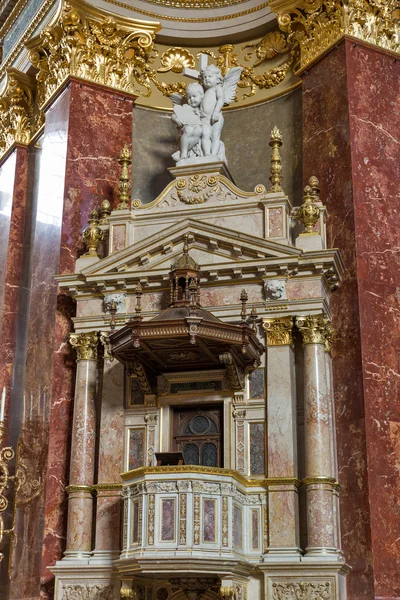 ブダペスト、ハンガリーの聖スティーブン教会の内部. — ストック写真