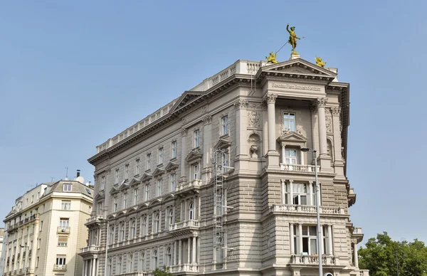 Fonciere allgemeine versicherung institut gebäude in budapest, ungarisch. — Stockfoto