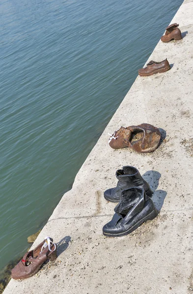 Zapatos en la orilla del Danubio Memorial. Budapest, Hungría . — Foto de Stock