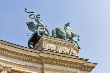 Savaş kahramanı Square'de araba heykel. Budapeşte.