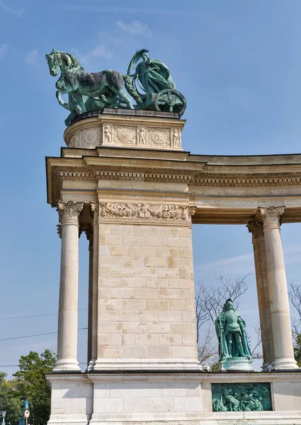 和平雕塑。在匈牙利首都布达佩斯的英雄广场千年纪念. — 图库照片
