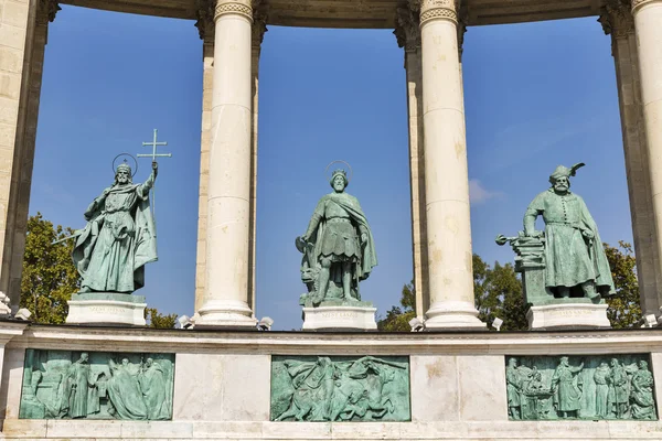 Columnata izquierda del monumento de la Plaza de los Héroes en Budapest, Hungría . — Foto de Stock