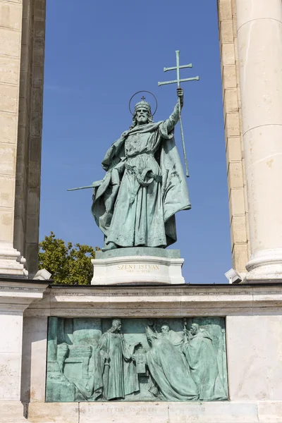 King Saint Stephen staty. Pelargången i Hjältarnas torg, Budapest, — Stockfoto