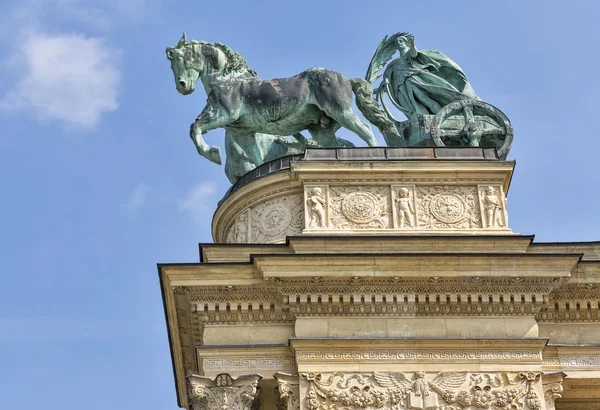和平雕塑。在匈牙利首都布达佩斯的英雄广场千年纪念. — 图库照片