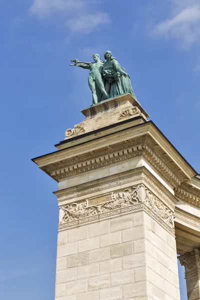 Couple of knowledge and glory sculpture. Heroes square, Budapest, Hungary. — Stock Photo, Image