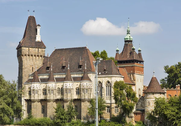 Kasteel Vajdahunyad in het stadspark van Boedapest, Hongarije. — Stockfoto