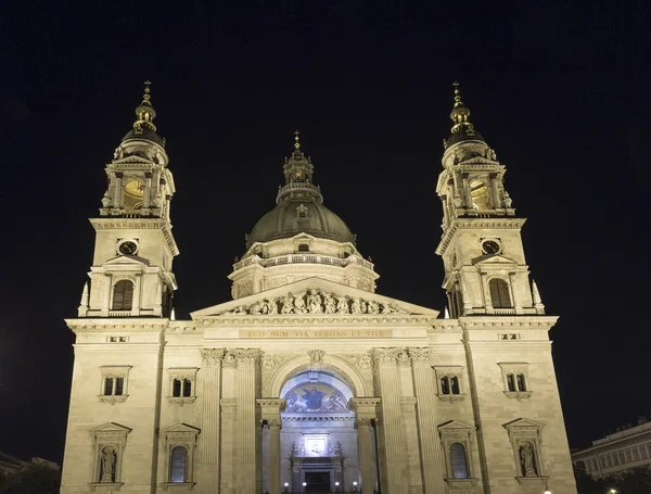 Boedapest basiliek van Saint Stephen's nachts, Hongarije — Stockfoto