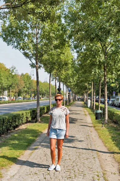 Kvinnan promenad längs avenyn Andrassy i Budapest, Ungern. — Stockfoto