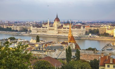 Gün batımında Parlamento Binası ile Budapeşte cityscape. HDR.