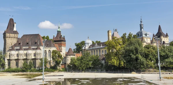 Kasteel Vajdahunyad in het stadspark van Boedapest, Hongarije. — Stockfoto