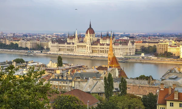 Gün batımında Parlamento Binası ile Budapeşte cityscape. HDR. — Stok fotoğraf