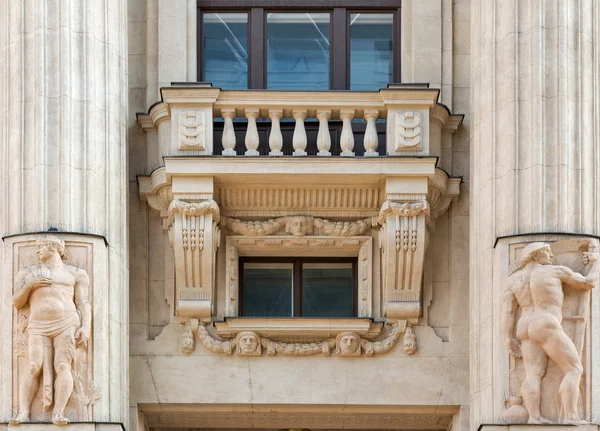 Ancien bâtiment extérieur avec balcon et colonnes à Budapest, Hongrie . — Photo