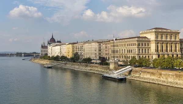 Вид на набережну річки Дунай в Будапешті, Угорщина — стокове фото