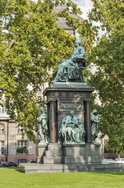 Deak Ferenc monument in Boedapest, Hongarije. — Stockfoto