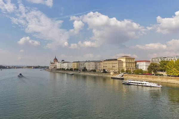 Kilátás a Duna partra, Budapest, Magyarország — Stock Fotó