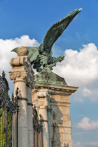 Águila de Turul cerca de la puerta de entrada del Palacio de Buda. Budapest, Hungría —  Fotos de Stock