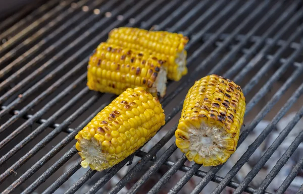 Roasted sweet corns on the grill — Stock Photo, Image