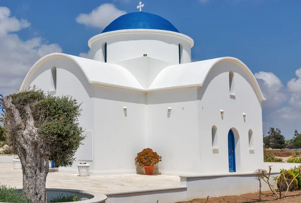 Cappella greca bianca primo piano a Paphos, Cipro — Foto Stock