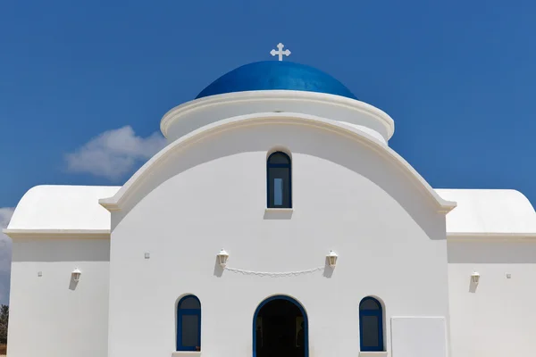 Cappella greca bianca primo piano a Paphos, Cipro — Foto Stock